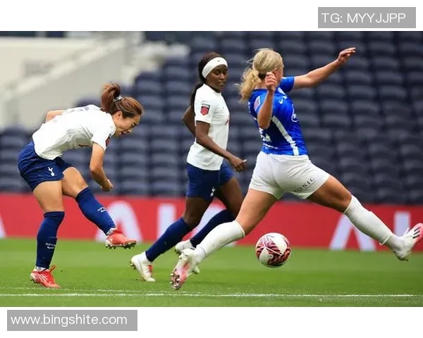 外国女性挑战足球明星技艺展现独特魅力与风采