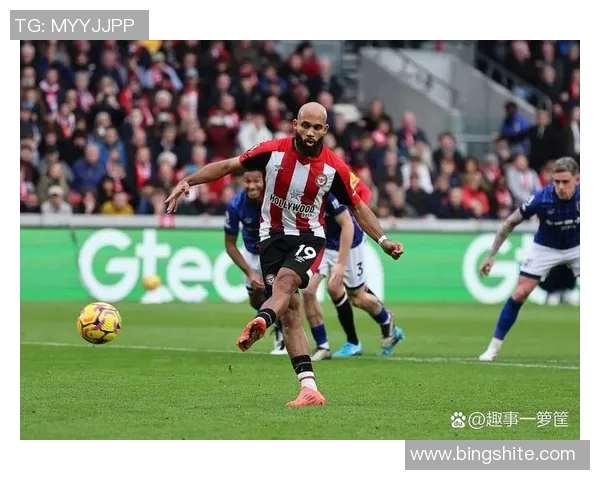 足球明星意外偷走队友进球瞬间引发热议赛场内外反响不一